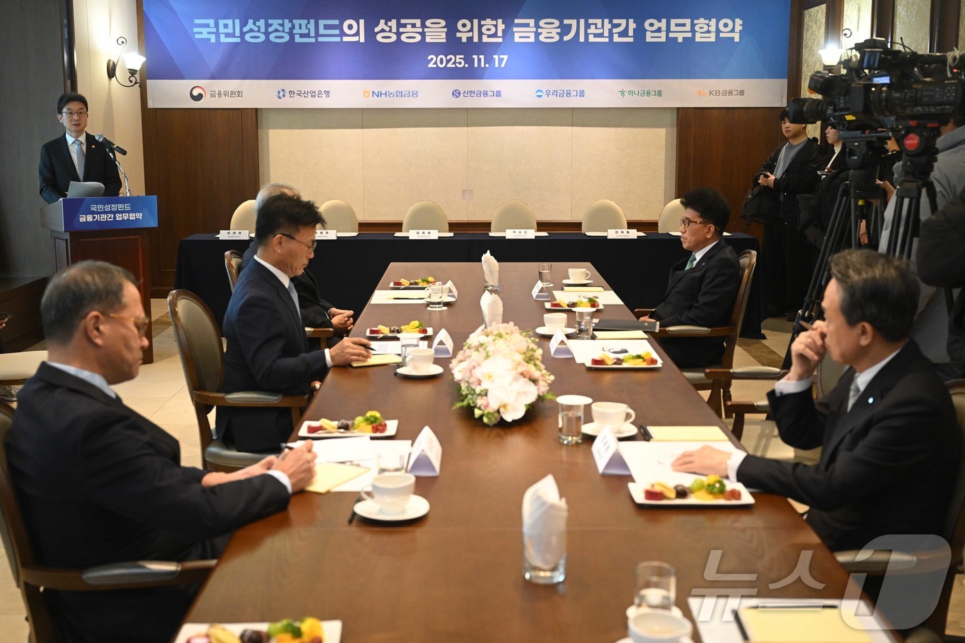 (서울=뉴스1) 이재명 기자 = 이억원 금융위원장이 17일 오후 서울 여의도 산업은행 별관에서 열린 '국민성장펀드의 성공을 위한 금융기관간 업무협약식'에서 인사말을 하고 있다. …