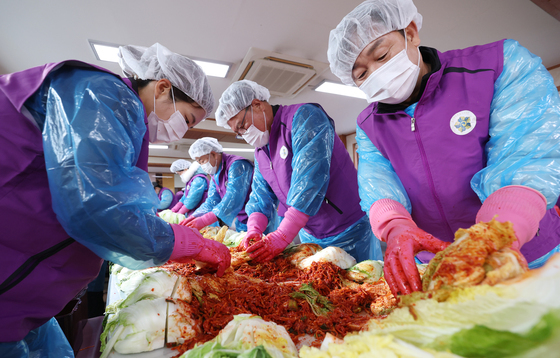 김치 담그는 자원봉사자들