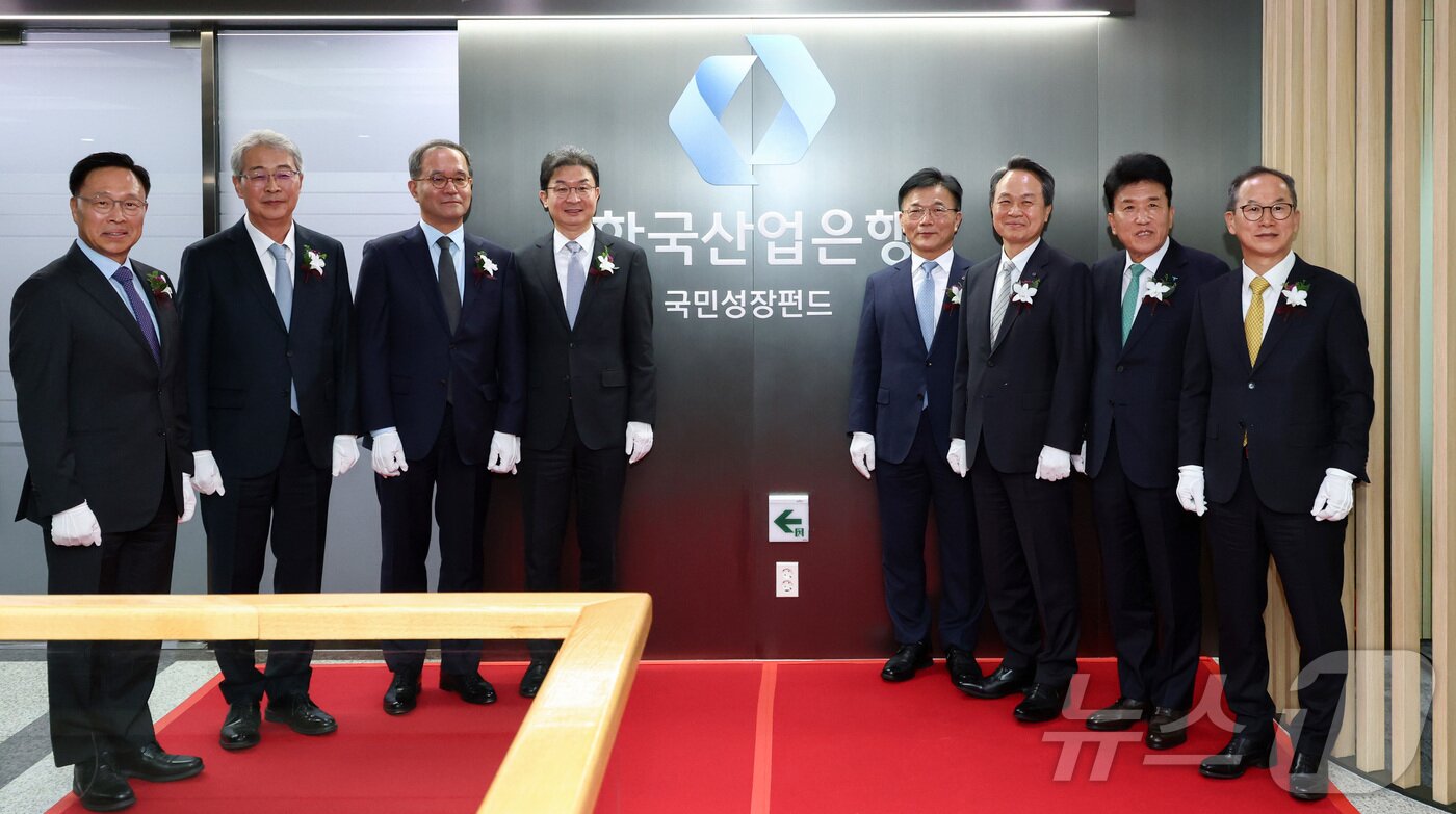 본문 이미지 - 이억원 금융위원장&#40;왼쪽 네번째&#41;가 17일 오후 서울 여의도 산업은행 별관에서 열린 국민성장펀드 사무국 현판식에서 박상진 산업은행 회장 및 5대 금융지주 회장과 현판식을 마치고 기념촬영을 하고 있다. &#40;공동취재&#41; 2025.11.17/뉴스1 ⓒ News1 이재명 기자