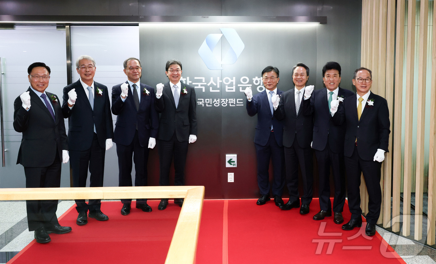 (서울=뉴스1) 이재명 기자 = 이억원 금융위원장(왼쪽 네번째)가 17일 오후 서울 여의도 산업은행 별관에서 열린 국민성장펀드 사무국 현판식에서 박상진 산업은행 회장 및 5대 금융 …