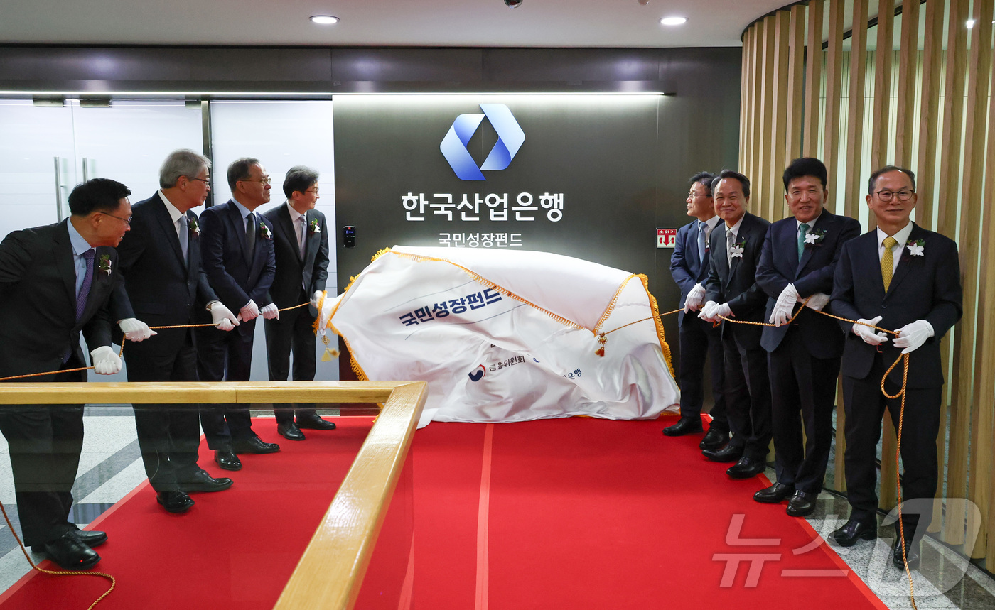 (서울=뉴스1) 이재명 기자 = 이억원 금융위원장(왼쪽 네번째)가 17일 오후 서울 여의도 산업은행  국민성장펀드 사무국 앞에서 박상진 산업은행 회장 및 5대 금융지주 회장과 사무 …