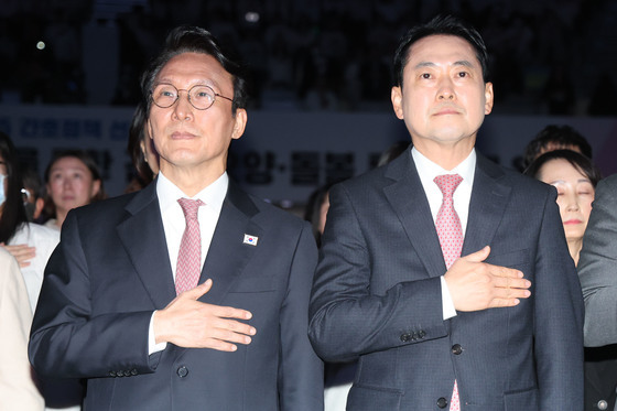 국기에 경례하는 김민석 총리와 장동혁 대표