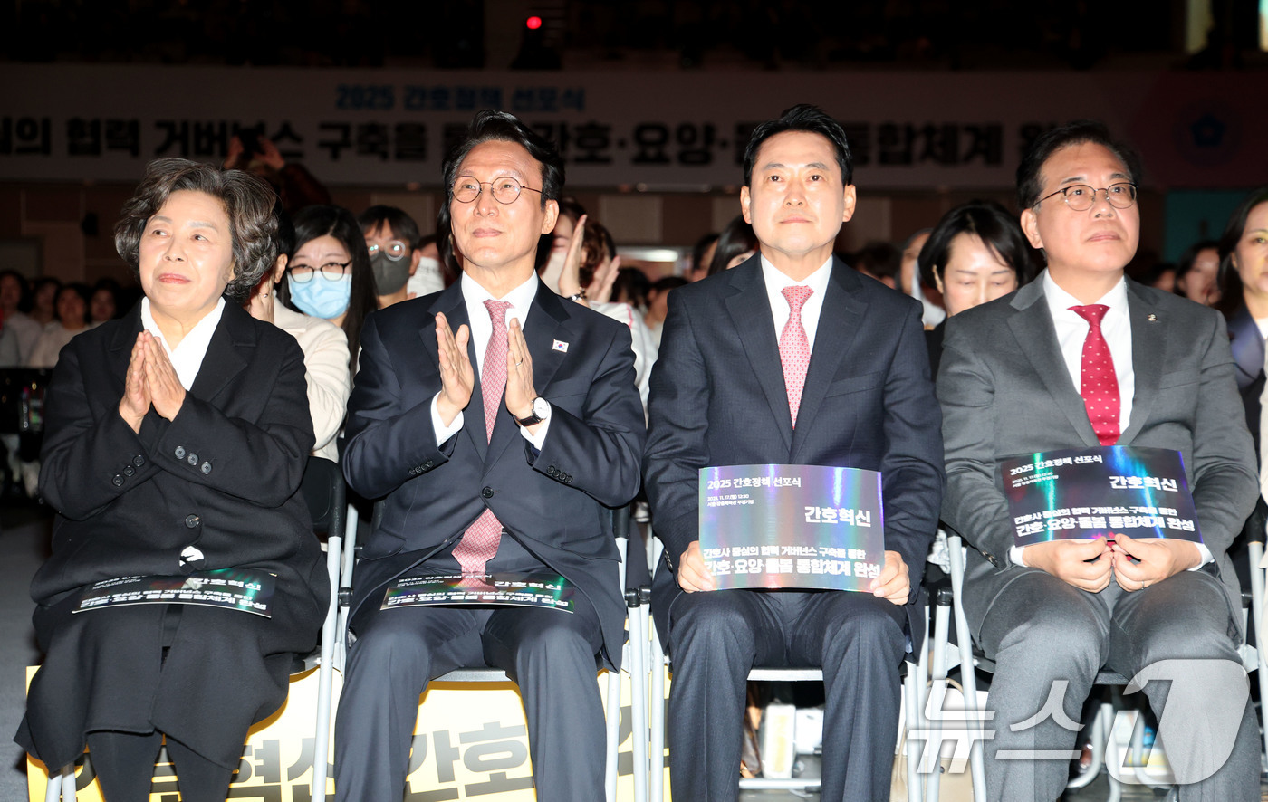 (서울=뉴스1) 이광호 기자 = 김민석 국무총리와 장동혁 국민의힘 대표 등이 17일 오후 서울 중구 장충체육관에서 열린 2025간호정책 선포식에 참석해 있다.왼쪽부터 신경림 대한간 …