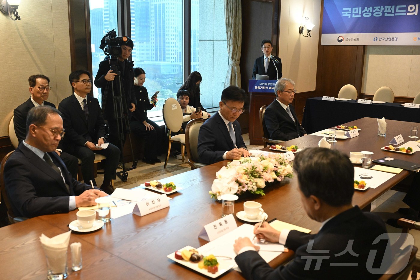 (서울=뉴스1) 이재명 기자 = 이억원 금융위원장이 17일 오후 서울 여의도 산업은행 별관에서 열린 '국민성장펀드의 성공을 위한 금융기관간 업무협약식'에서 인사말을 하고 있다. ( …