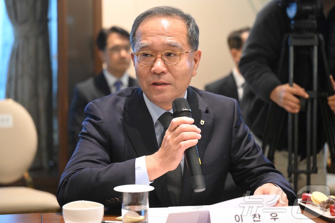 (서울=뉴스1) 이재명 기자 = 이찬우 NH농협금융 회장이 17일 오후 서울 여의도 산업은행 별관에서 열린 '국민성장펀드의 성공을 위한 금융기관간 업무협약식'에서 인사말을 하고 있 …