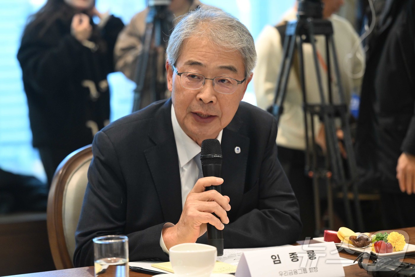 (서울=뉴스1) 이재명 기자 = 임종룡 우리금융그룹 회장이 17일 오후 서울 여의도 산업은행 별관에서 열린 '국민성장펀드의 성공을 위한 금융기관간 업무협약식'에서 인사말을 하고 있 …