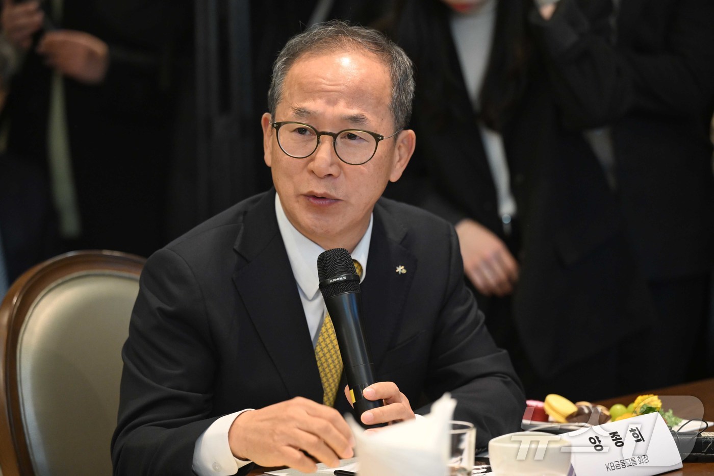 (서울=뉴스1) 이재명 기자 = 양종희 KB금융지주 회장이 17일 오후 서울 여의도 산업은행 별관에서 열린 '국민성장펀드의 성공을 위한 금융기관간 업무협약식'에서 인사말을 하고 있 …