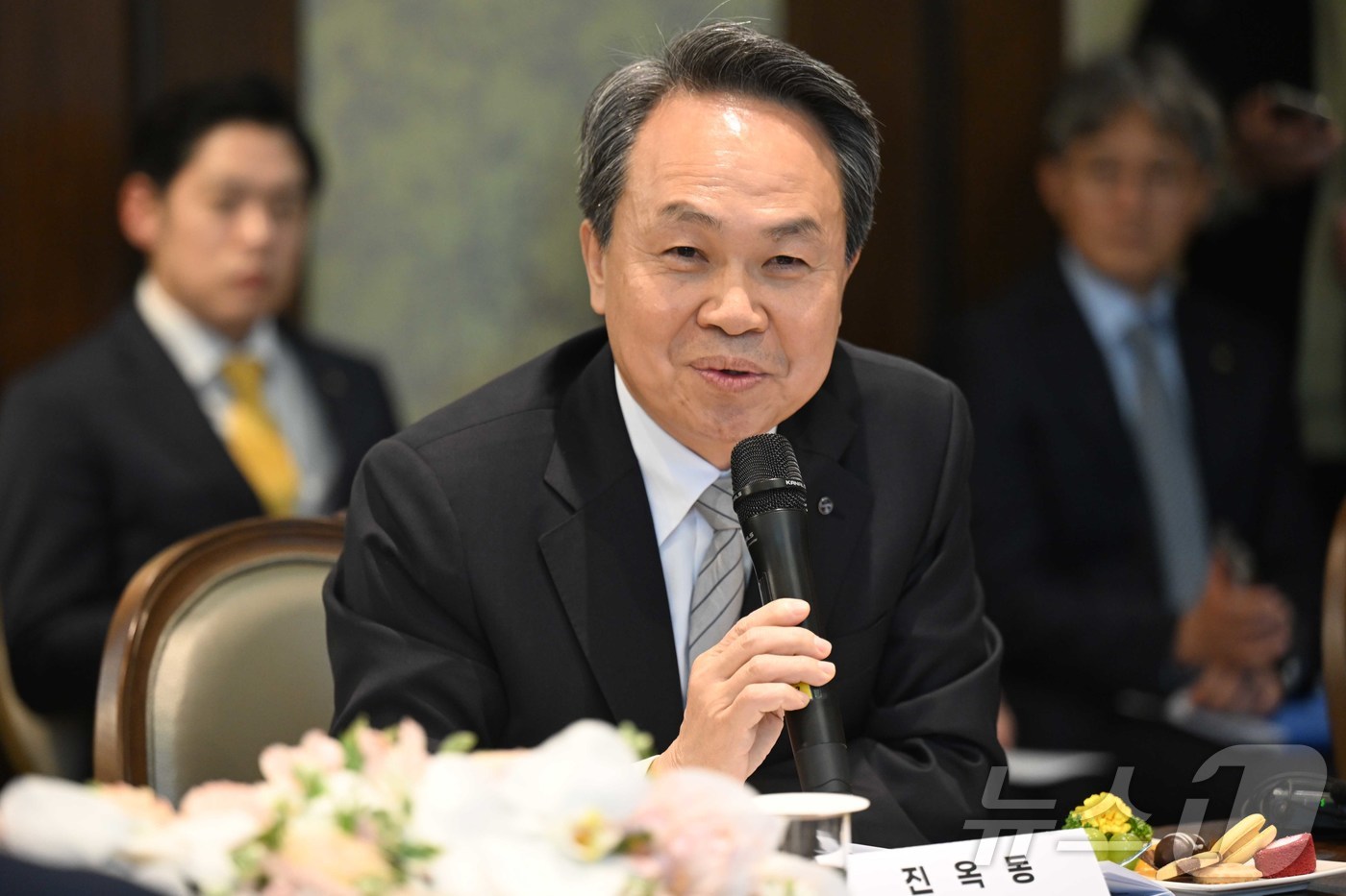 (서울=뉴스1) 이재명 기자 = 진옥동 신한금융지주 회장이 17일 오후 서울 여의도 산업은행 별관에서 열린 '국민성장펀드의 성공을 위한 금융기관간 업무협약식'에서 인사말을 하고 있 …