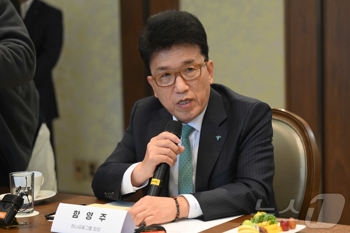 (서울=뉴스1) 이재명 기자 = 함영주 하나금융그룹 회장이 17일 오후 서울 여의도 산업은행 별관에서 열린 '국민성장펀드의 성공을 위한 금융기관간 업무협약식'에서 인사말을 하고 있 …