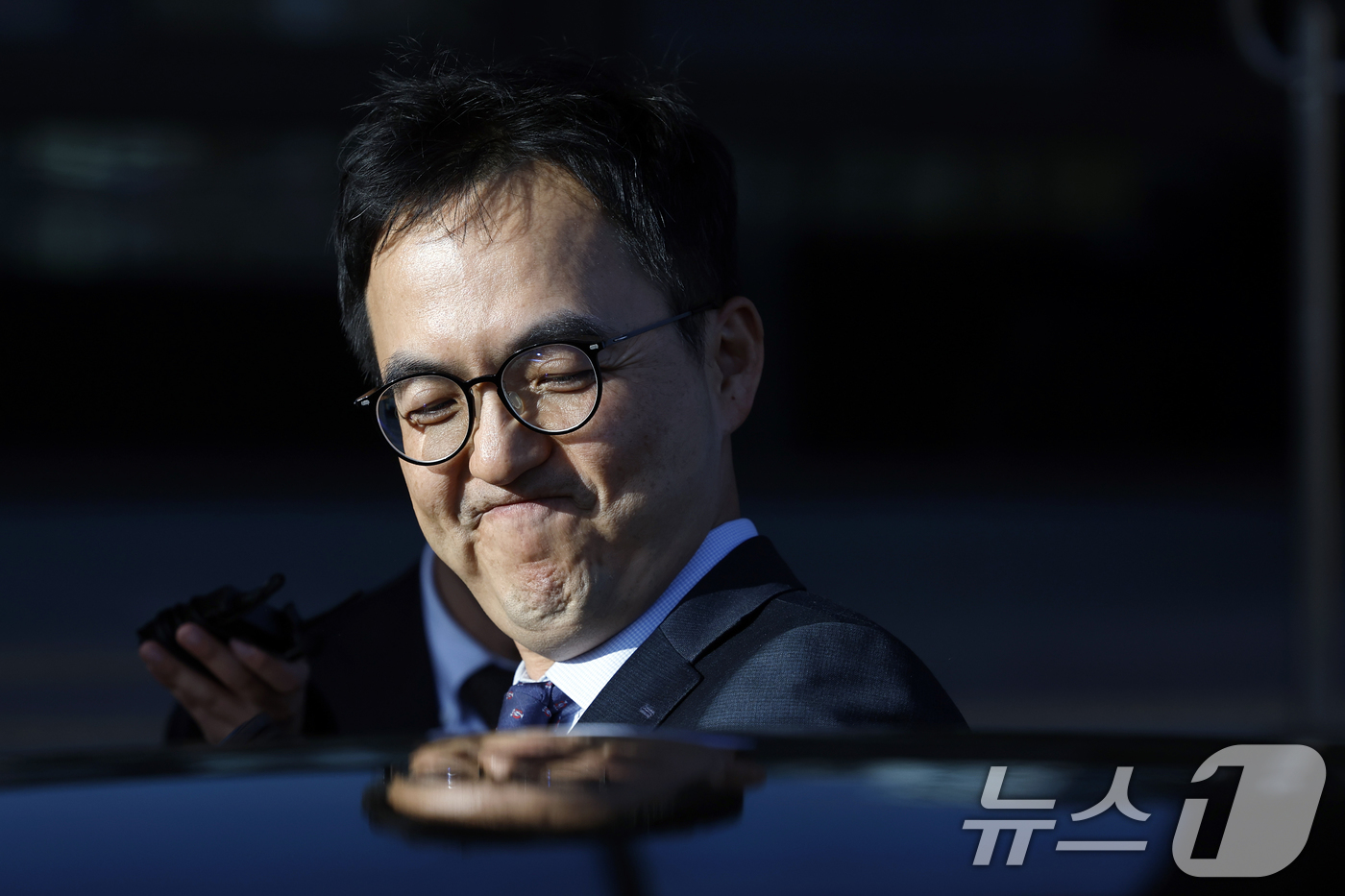 (과천=뉴스1) 박정호 기자 = 구자현 신임 검찰총장 직무대행이 17일 오후 경기도 과천시 정부과천청사 법무부에서 정성호 법무부 장관과의 면담을 마친 뒤 밖으로 나와 대기하던 차량 …