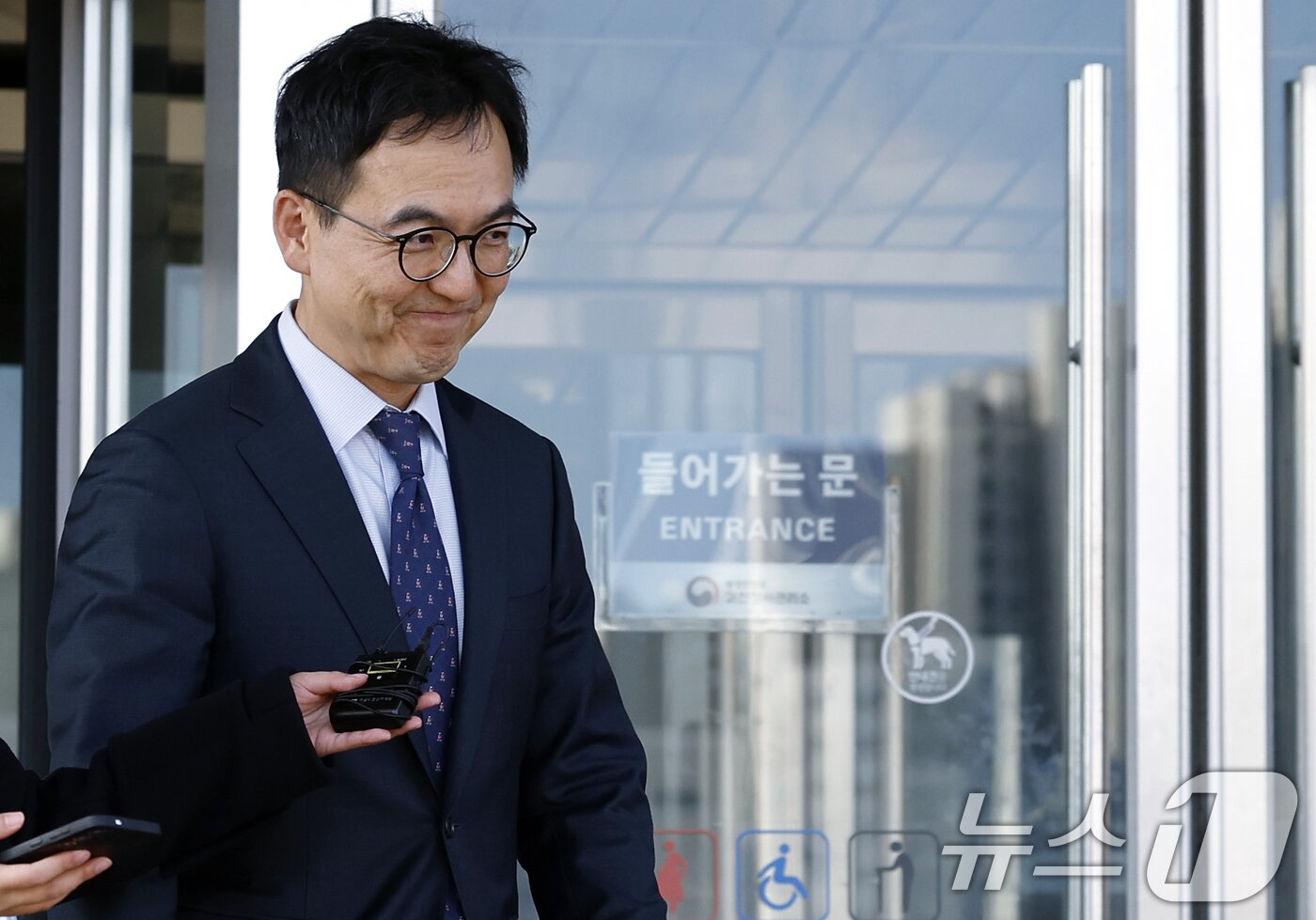 본문 이미지 - 구자현 신임 검찰총장 직무대행이 17일 오후 경기도 과천시 정부과천청사 법무부에서 정성호 법무부 장관과의 면담을 마친 뒤 밖으로 나와 이동하고 있다. 2025.11.17/뉴스1 ⓒ News1 박정호 기자