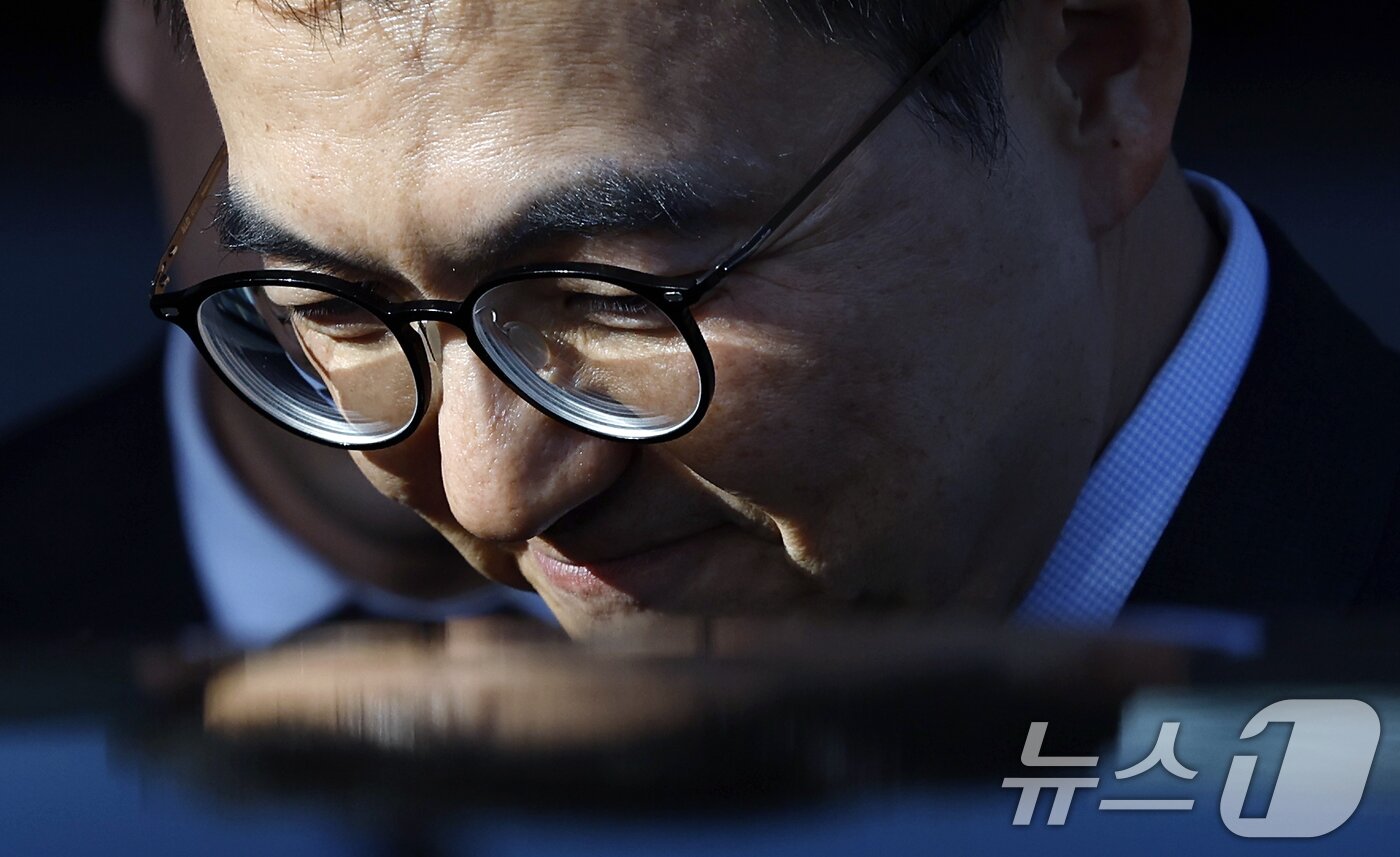 본문 이미지 - 구자현 신임 검찰총장 직무대행이 17일 오후 경기도 과천시 정부과천청사 법무부에서 정성호 법무부 장관과의 면담을 마친 뒤 밖으로 나와 대기하던 차량에 오르고 있다. 2025.11.17/뉴스1 ⓒ News1 박정호 기자