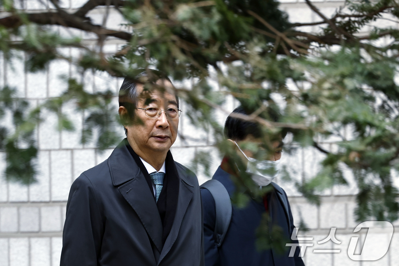 (서울=뉴스1) 박정호 기자 = 윤석열 전 대통령의 12·3 비상계엄을 적극적으로 말리지 않은 혐의로 재판에 넘겨진 한덕수 전 국무총리가 17일 오후 서울 서초구 서울중앙지방법원에 …