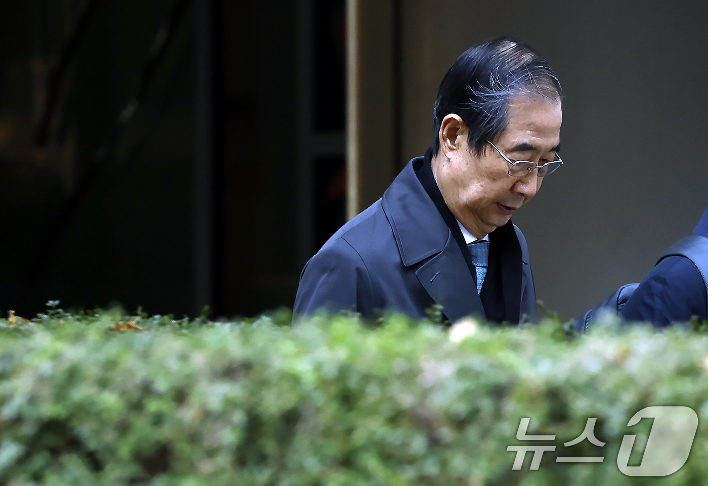 (서울=뉴스1) 박정호 기자 = 윤석열 전 대통령의 12·3 비상계엄을 적극적으로 말리지 않은 혐의로 재판에 넘겨진 한덕수 전 국무총리가 17일 오후 서울 서초구 서울중앙지방법원에 …