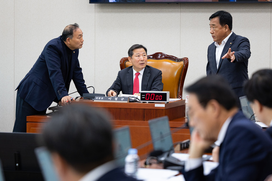 '주52시간 예외' 뺀 반도체특별법, 여야 합의 산자위 통과