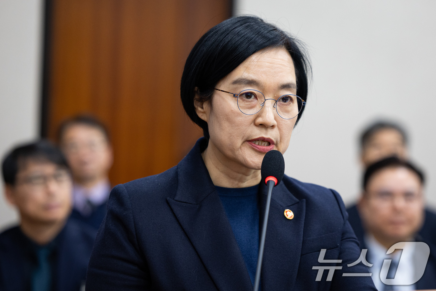 (서울=뉴스1) 유승관 기자 = 한성숙 중소벤처기업부 장관이 17일 서울 여의도 국회에서 열린 제429회 국회(정기회) 산업통상자원중소벤처기업위원회 제7차 전체회의에서 2026년도 …