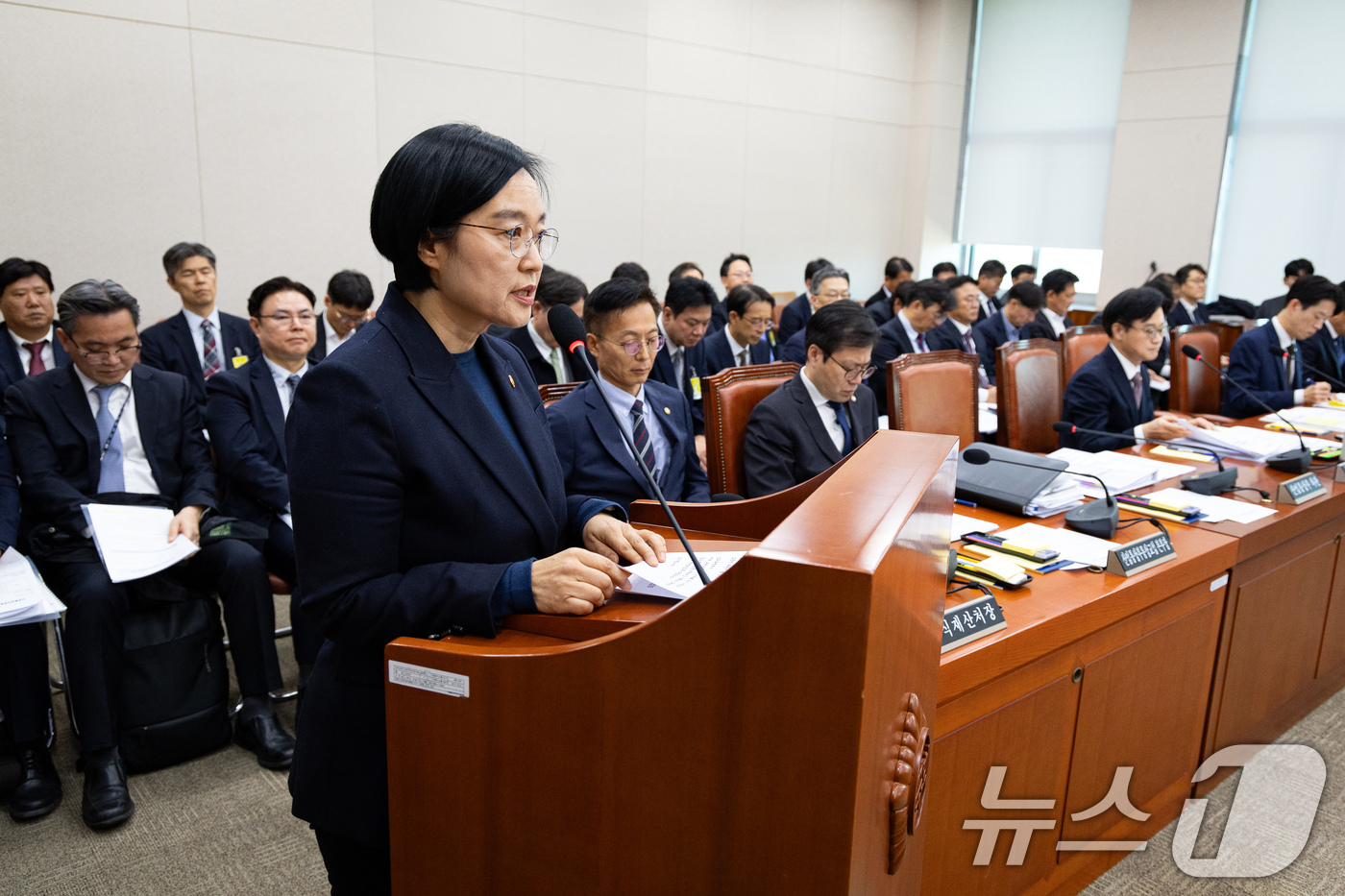 (서울=뉴스1) 유승관 기자 = 한성숙 중소벤처기업부 장관이 17일 서울 여의도 국회에서 열린 제429회 국회(정기회) 산업통상자원중소벤처기업위원회 제7차 전체회의에서 2026년도 …