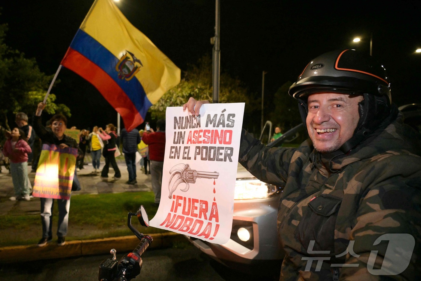 (키토 AFP=뉴스1) 강민경 기자 = 남미 에콰도르 키토에서 16일(현지시간) 국기를 든 시위대가 국민투표 결과에 환영하고 있다. 이날 치러진 국민투표에서 외국 군대 주둔 허용에 …