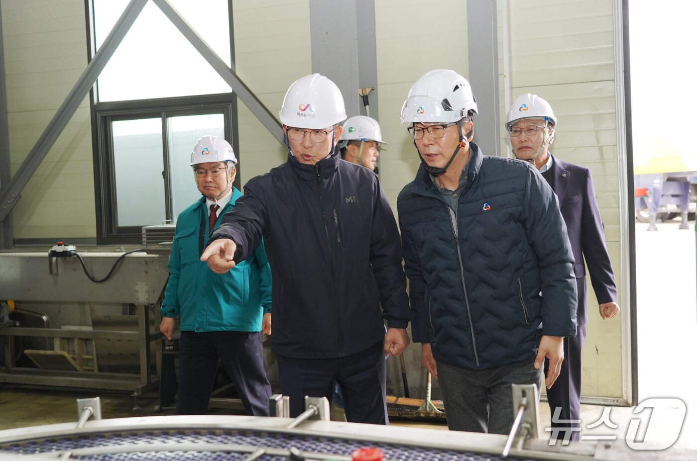 본문 이미지 - 이완섭 서산시장(앞줄 왼쪽)이 태경케미칼㈜을 방문해 현장을 살펴보고 있다.(서산시 제공. 재판매 및 DB금지)2025.11.17/뉴스1