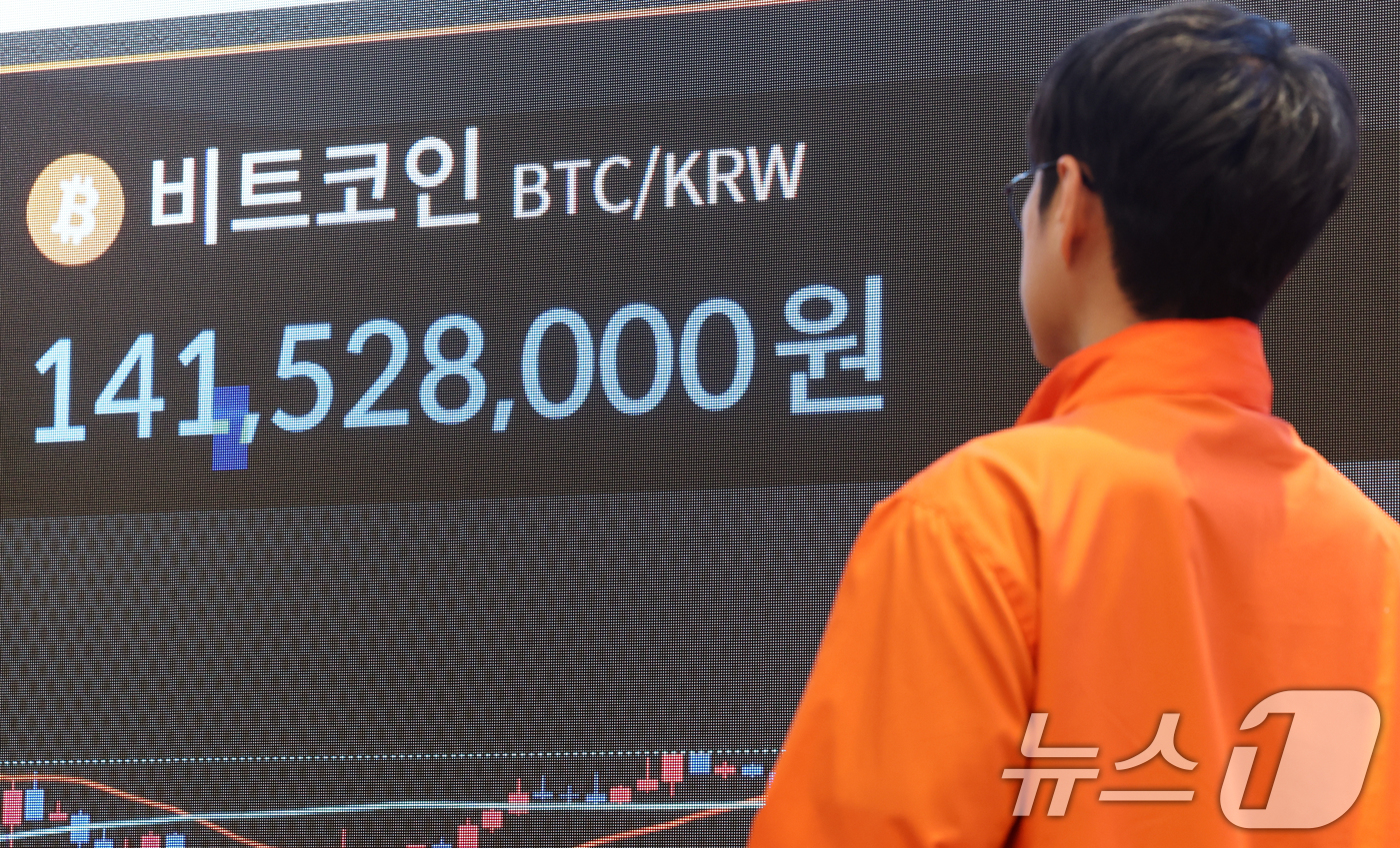(서울=뉴스1) 김명섭 기자 = 17일 오후 서울 서초구 빗썸 라운지 전광판에 비트코인 가격이 1억4천1백만원대를 나타내며 하락세를 보이고 있다.한 달 전 사상 최고가를 경신했던 …