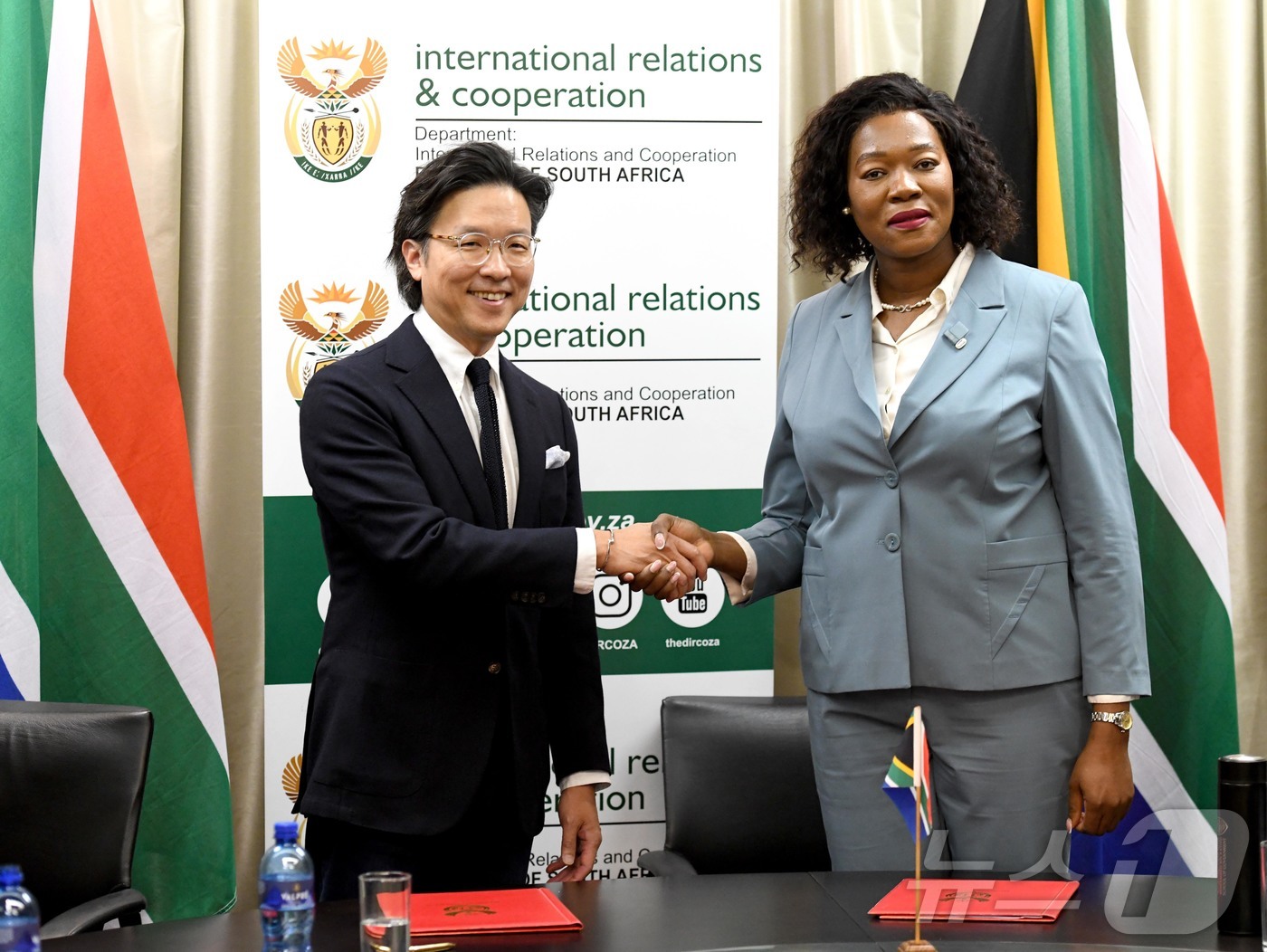 (서울=뉴스1) = 현대자동차 GPO 김일범 부사장이 지난 9월 남아프리카공화국 프리토리아 소재 남아공 외교부 청사에서 '2025년 G20 요하네스버그 정상회의' 공식 차량 지원에 …