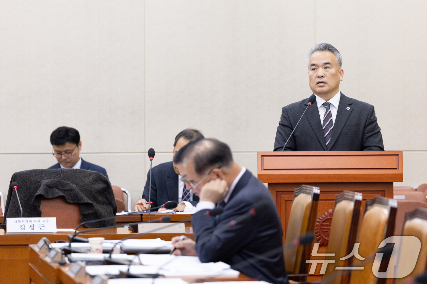 (서울=뉴스1) 이승배 기자 = 김성근 가톨릭의대 외과 교수가 17일 서울 여의도 국회에서 열린 제429회국회(정기회) 보건복지위원회 지역의사 관련 법안에 대한 공청회에서 발언하고 …