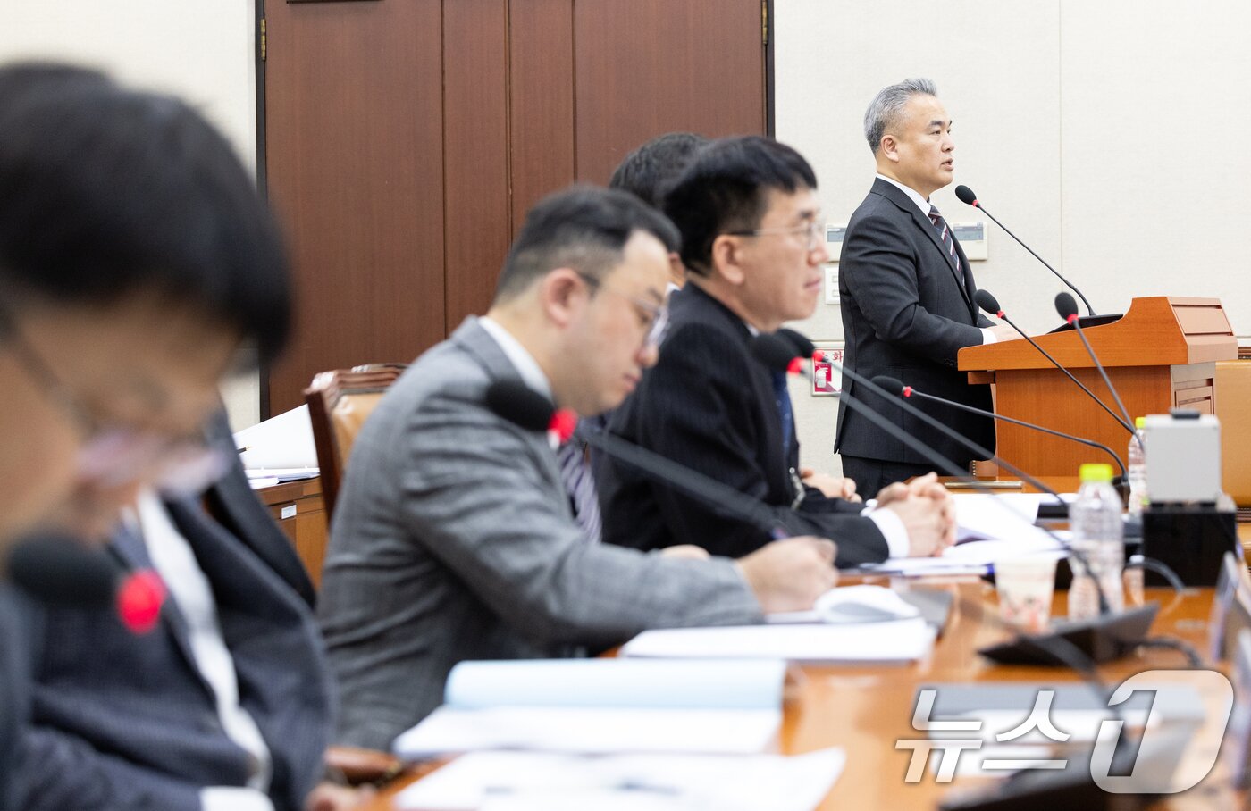 본문 이미지 - 김성근 가톨릭의대 외과 교수가 17일 서울 여의도 국회에서 열린 제429회국회(정기회) 보건복지위원회 지역의사 관련 법안에 대한 공청회에서 발언하고 있다. 2025.11.17/뉴스1 ⓒ News1 이승배 기자