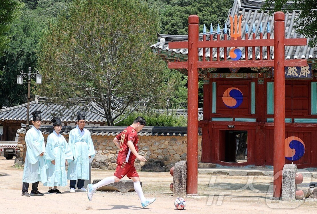본문 이미지 - 전남 장성군 홍보대사인 감스트&#40;본명 김인직&#41;가 필암서원에서 축구공을 차는 퍼포먼스를 하고 있다.&#40;장성군 제공. 재배포 및 DB 금지&#41;