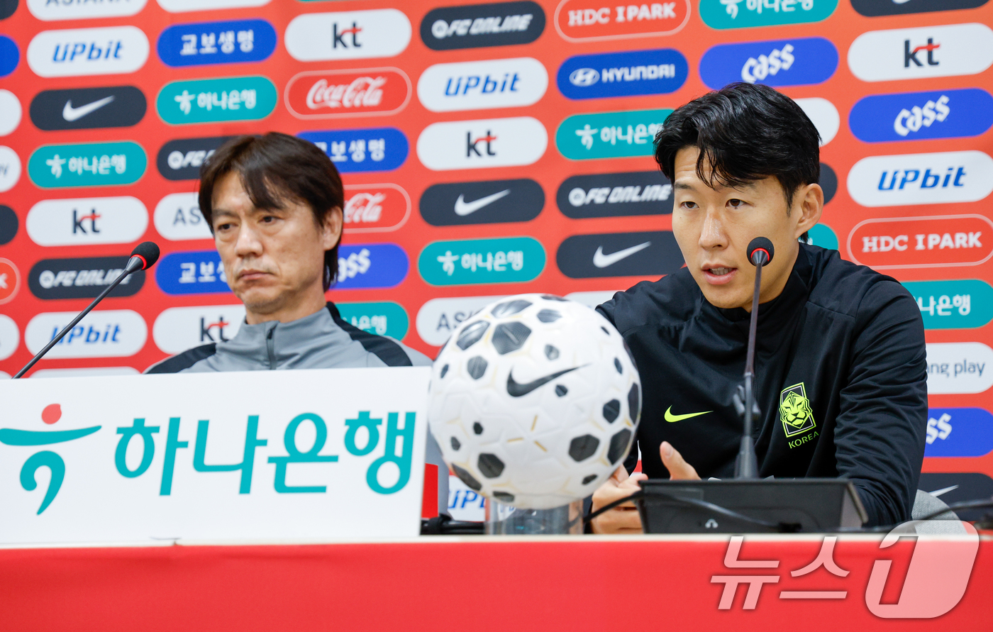 (서울=뉴스1) 안은나 기자 = 대한민국 남자 축구 국가대표팀 홍명보 감독과 손흥민 선수가 17일 오후 서울 마포구 월드컵경기장에서 올해 마지막 A매치 가나와의 평가전을 하루 앞두 …