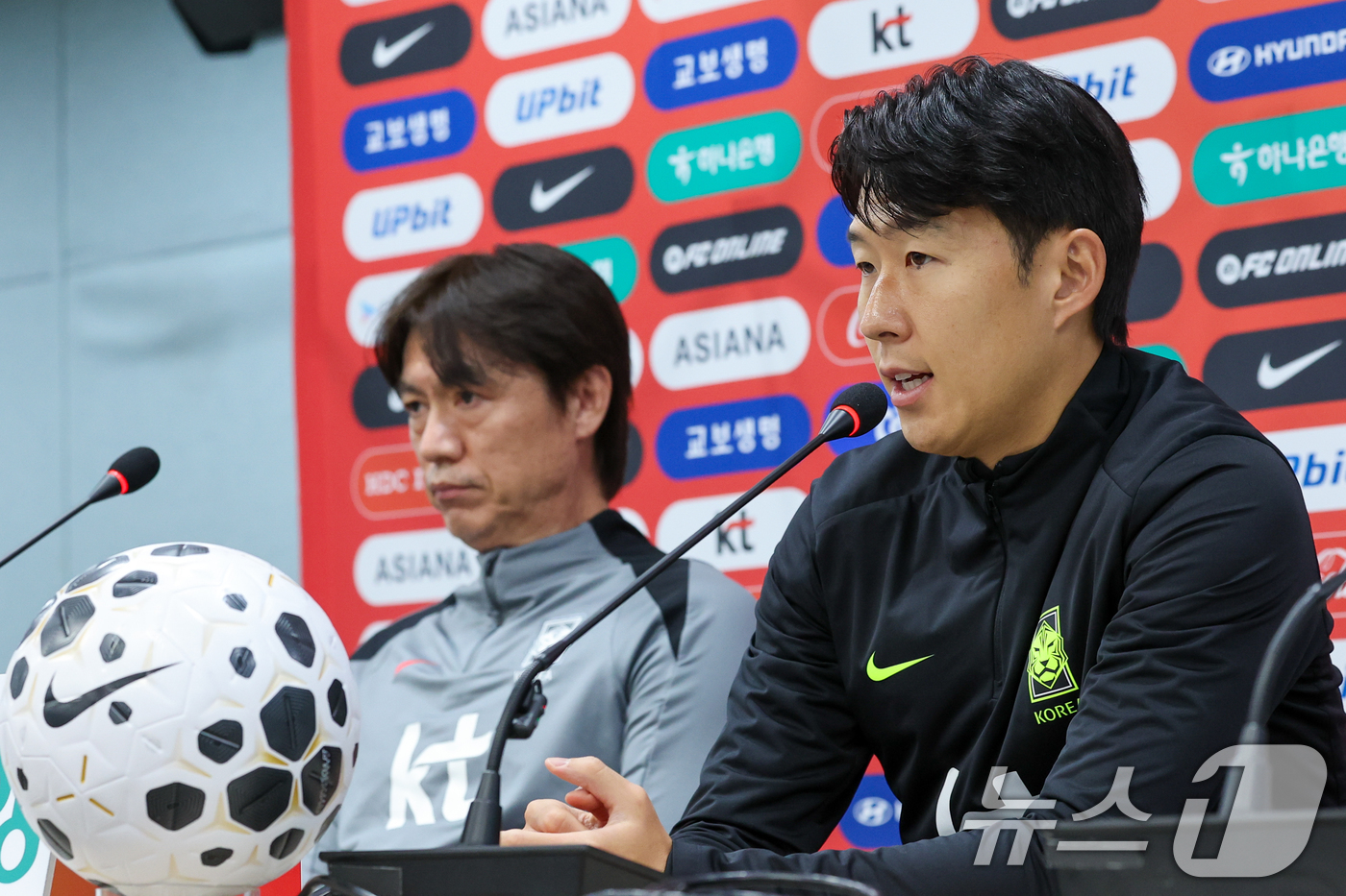 (서울=뉴스1) 안은나 기자 = 대한민국 남자 축구 국가대표팀 홍명보 감독과 손흥민 선수가 17일 오후 서울 마포구 월드컵경기장에서 올해 마지막 A매치 가나와의 평가전을 하루 앞두 …