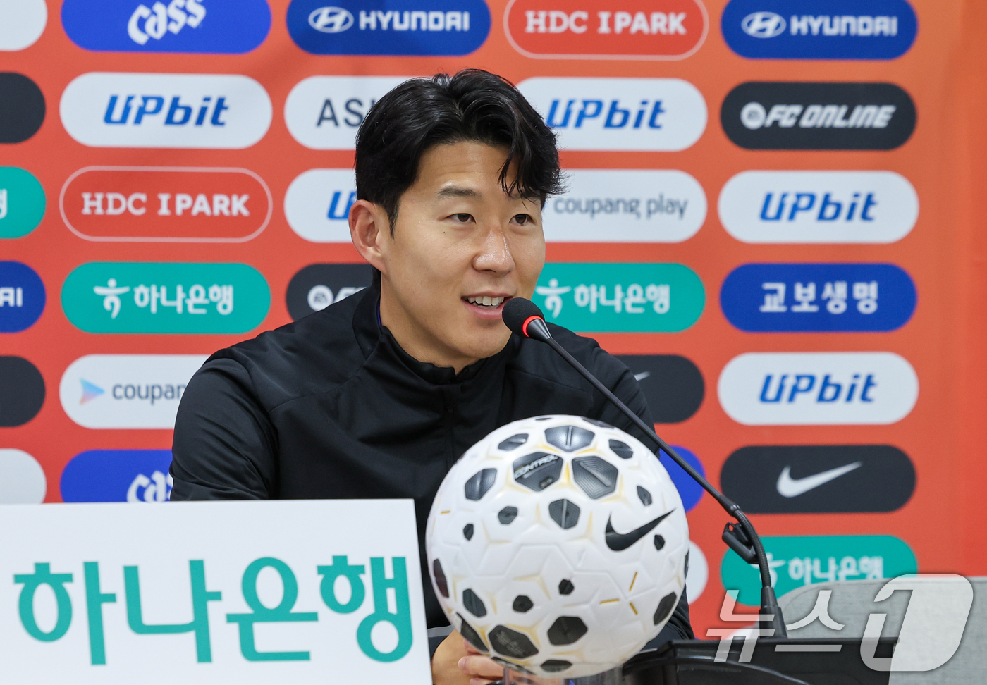 (서울=뉴스1) 안은나 기자 = 대한민국 남자 축구 국가대표팀 손흥민 선수가 17일 오후 서울 마포구 월드컵경기장에서 올해 마지막 A매치 가나와의 평가전을 하루 앞두고 공식 기자회 …