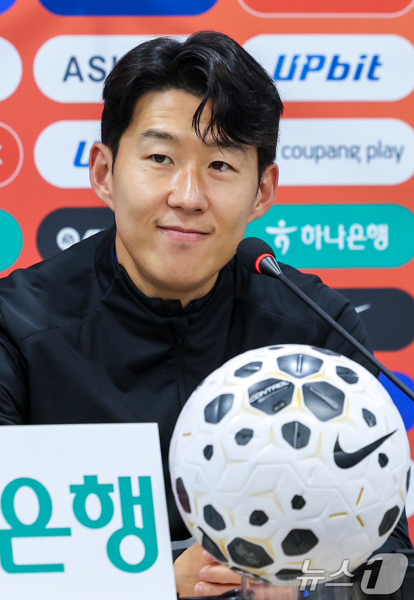 (서울=뉴스1) 안은나 기자 = 대한민국 남자 축구 국가대표팀 손흥민 선수가 17일 오후 서울 마포구 월드컵경기장에서 올해 마지막 A매치 가나와의 평가전을 하루 앞두고 공식 기자회 …
