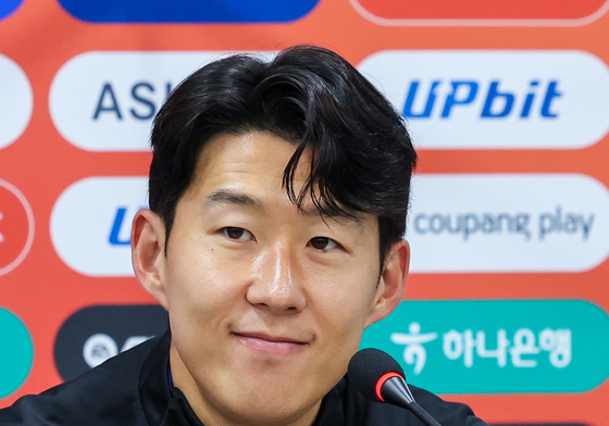 질문 듣는 손흥민