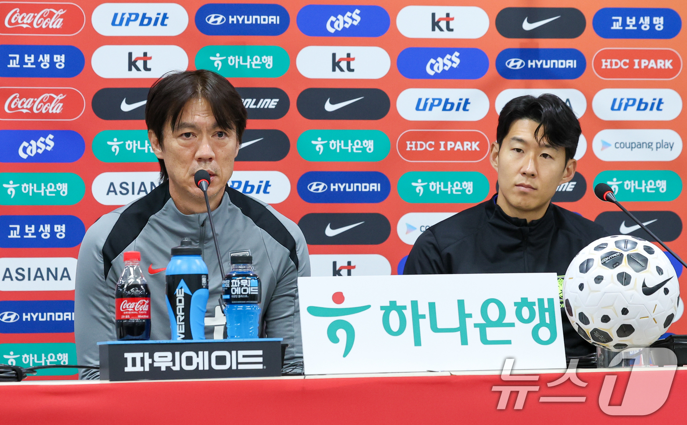 (서울=뉴스1) 안은나 기자 = 대한민국 남자 축구 국가대표팀 홍명보 감독과 손흥민 선수가 17일 오후 서울 마포구 월드컵경기장에서 올해 마지막 A매치 가나와의 평가전을 하루 앞두 …