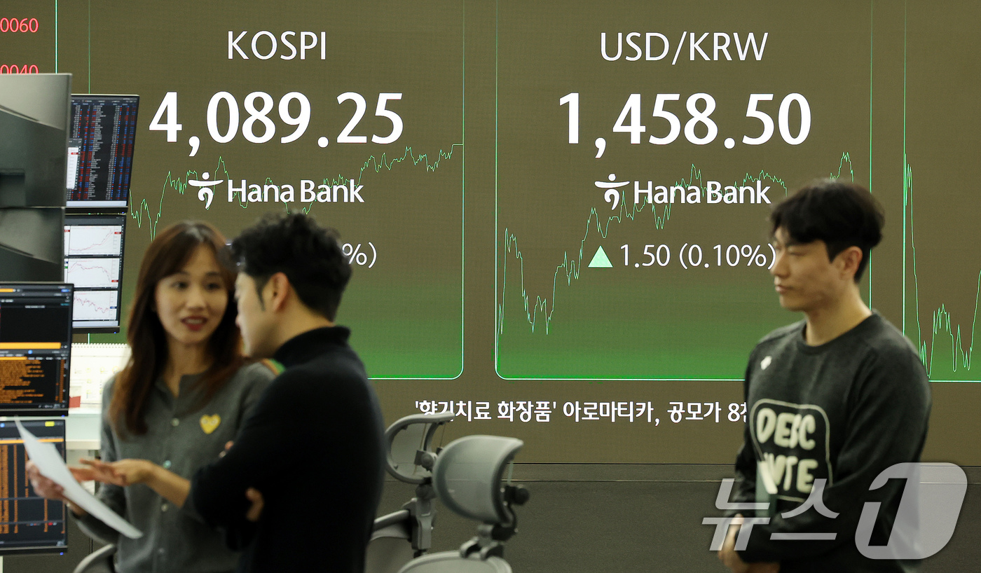 (서울=뉴스1) 이호윤 기자 = 17일 서울 중구 하나은행 본점 딜링룸 전광판에 증시 종가가 표시되고 있다. 이날 코스피 지수는 전 거래일 대비77.68p(1.94%) 오른 408 …