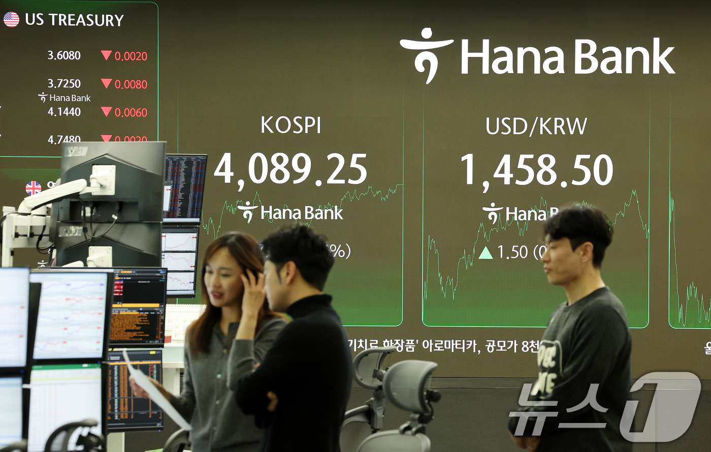 (서울=뉴스1) 이호윤 기자 = 17일 서울 중구 하나은행 본점 딜링룸 전광판에 증시 종가가 표시되고 있다. 이날 코스피 지수는 전 거래일 대비77.68p(1.94%) 오른 408 …
