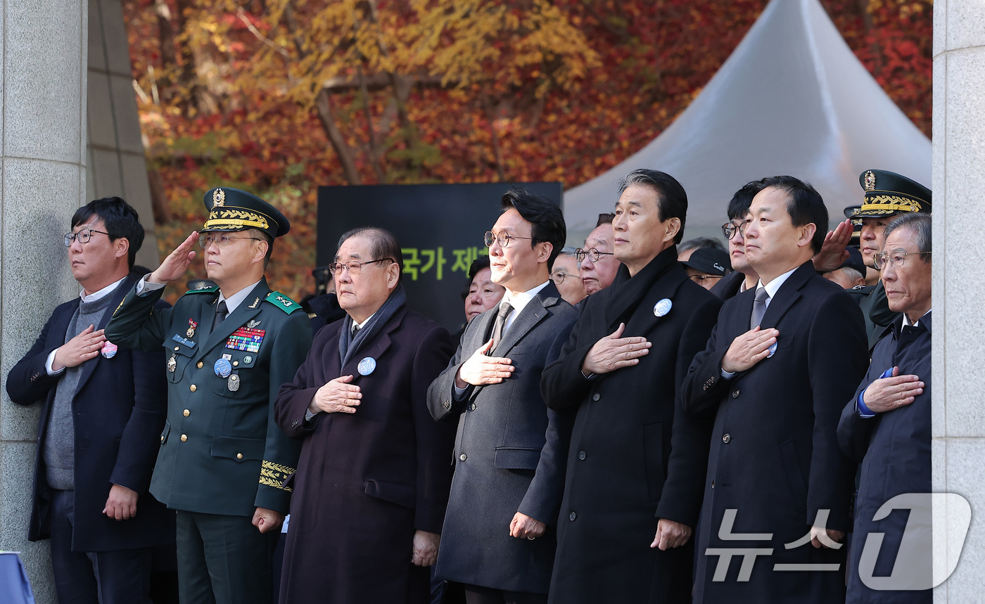 (서울=뉴스1) 김성진 기자 = 김민석 국무총리(왼쪽에서 네 번째)와 권오을 국가보훈부 장관, 이종찬 광복회장 등 참석자들이 17일 서울 노원구 육군사관학교에서 열린 제86회 순국 …