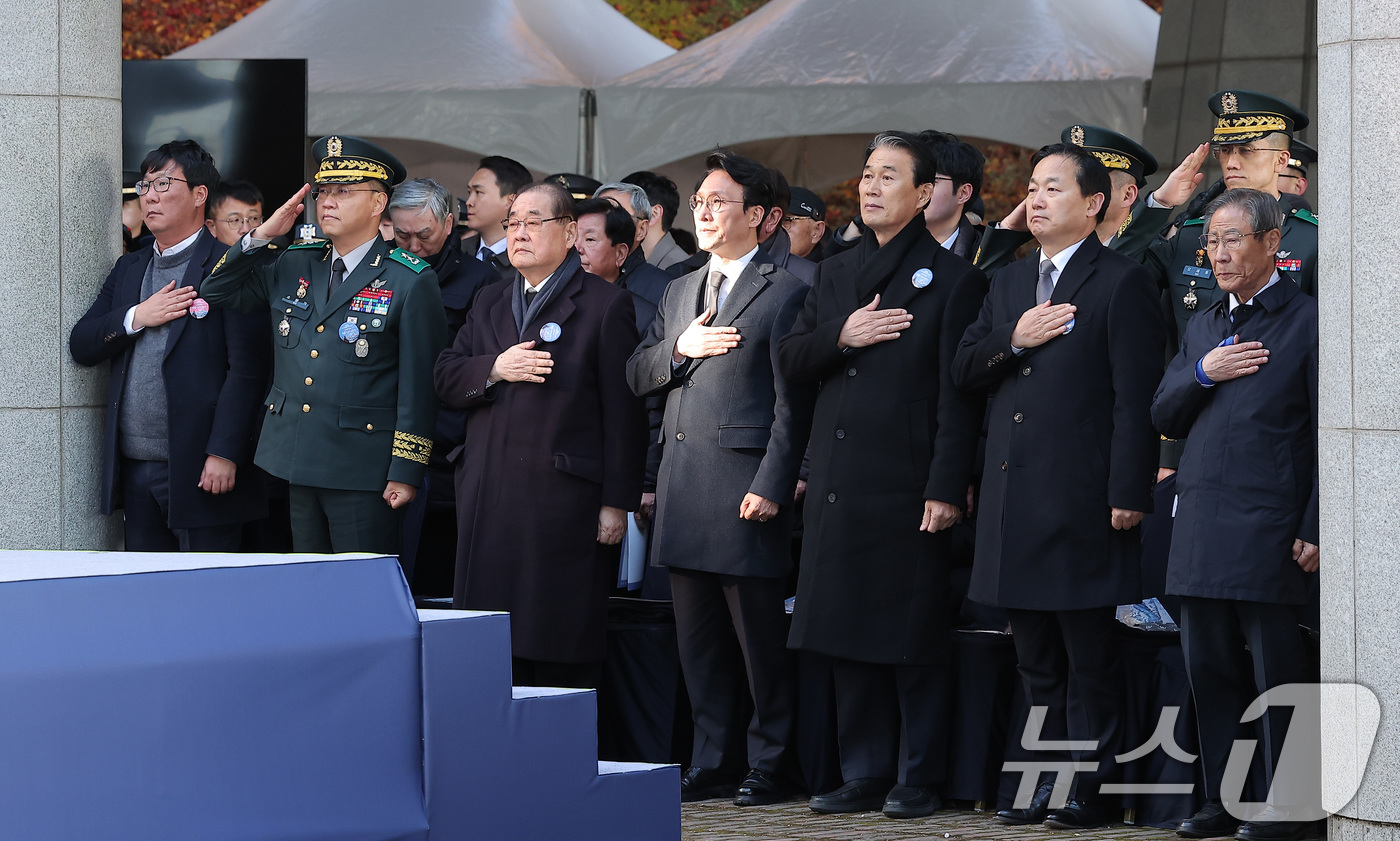 (서울=뉴스1) 김성진 기자 = 김민석 국무총리(왼쪽에서 네 번째)와 권오을 국가보훈부 장관, 이종찬 광복회장 등 참석자들이 17일 서울 노원구 육군사관학교에서 열린 제86회 순국 …