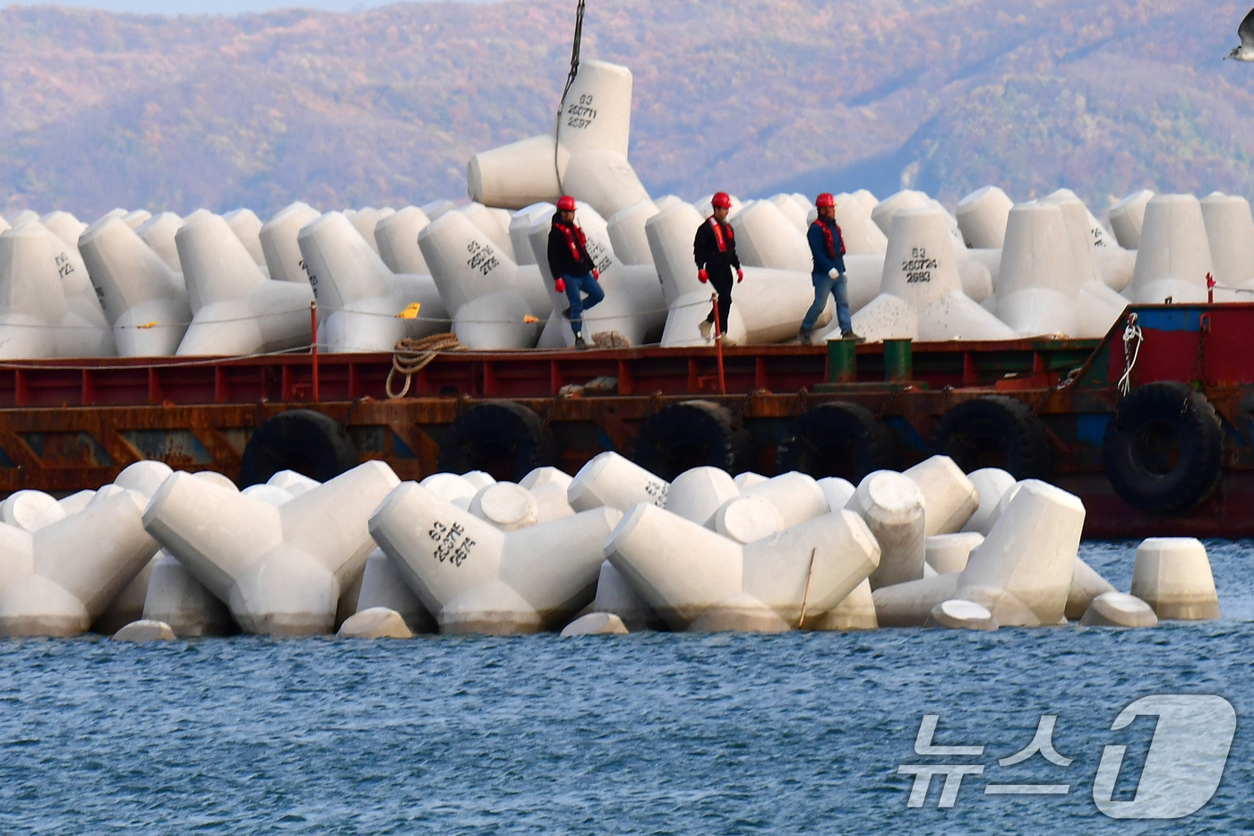 (포항=뉴스1) 최창호 기자 = 17일 경북 포항시 북구 영일대해수욕장 해상누각 인근 해상에서 백사장 유실 등을 막기 위한 잠제(수중 방파제) 설치를 위한 구조물 공사가 진행되고 …