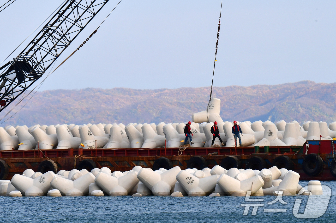 (포항=뉴스1) 최창호 기자 = 17일 경북 포항시 북구 영일대해수욕장 해상누각 인근 해상에서 백사장 유실 등을 막기 위한 잠제(수중 방파제) 설치를 위한 구조물 공사가 진행되고 …