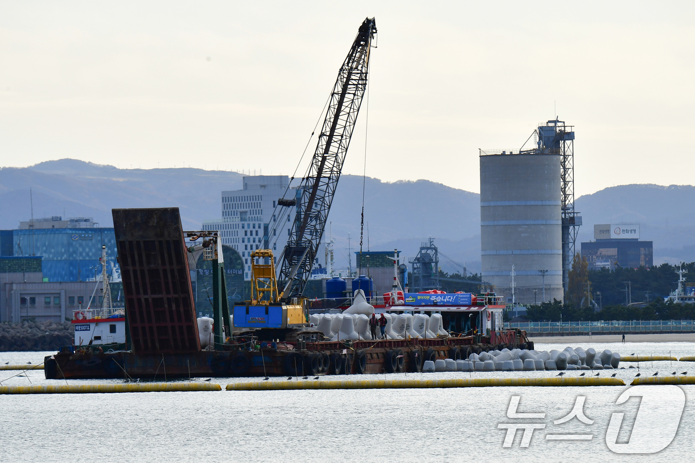 (포항=뉴스1) 최창호 기자 = 17일 경북 포항시 북구 영일대해수욕장 해상누각 인근 해상에서 백사장 유실 등을 막기 위한 잠제(수중 방파제) 설치를 위한 구조물 공사가 진행되고 …