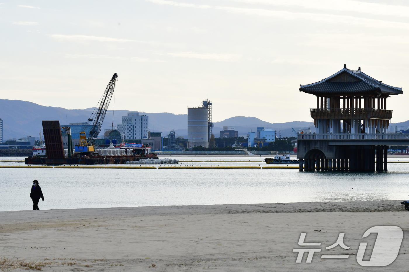 (포항=뉴스1) 최창호 기자 = 17일 경북 포항시 북구 영일대해수욕장 해상누각 인근 해상에서 백사장 유실 등을 막기 위한 잠제(수중 방파제) 설치를 위한 구조물 공사가 진행되고 …