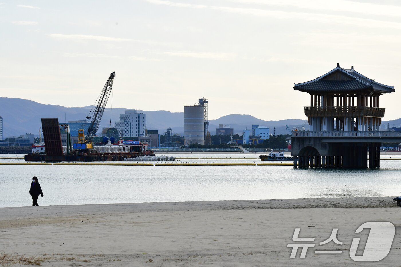 본문 이미지 - 경북 포항시 북구 영일대해수욕장 해상누각 인근에서 수중 방파제 설치를 위한 구조물 공사가 진행되고 있다. 2025.11.17/뉴스1 ⓒ News1 최창호 기자