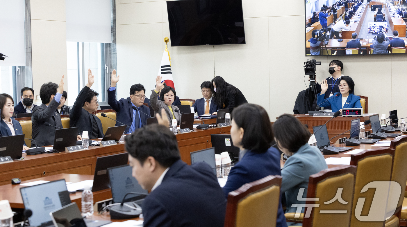 (서울=뉴스1) 이승배 기자 = 17일 서울 여의도 국회에서 열린 제429회국회(정기회) 과학기술정보방송통신위원회 제16차 전체회의에서 최민희 위원장이 TBS 지원 관련 방송미디어 …