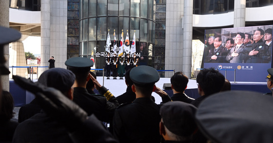 국기에 대한 경례하는 김민석 총리