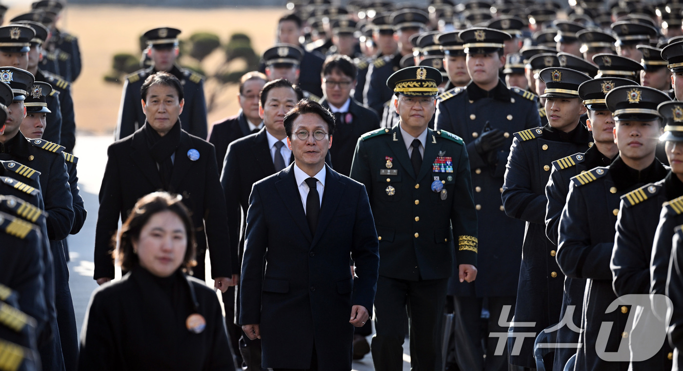 (서울=뉴스1) 김성진 기자 = 김민석 국무총리(가운데)가 17일 서울 노원구 육군사관학교에서 열린 제86회 순국선열의 날 기념식에 참석하고 있다. (공동취재) 2025.11.17 …