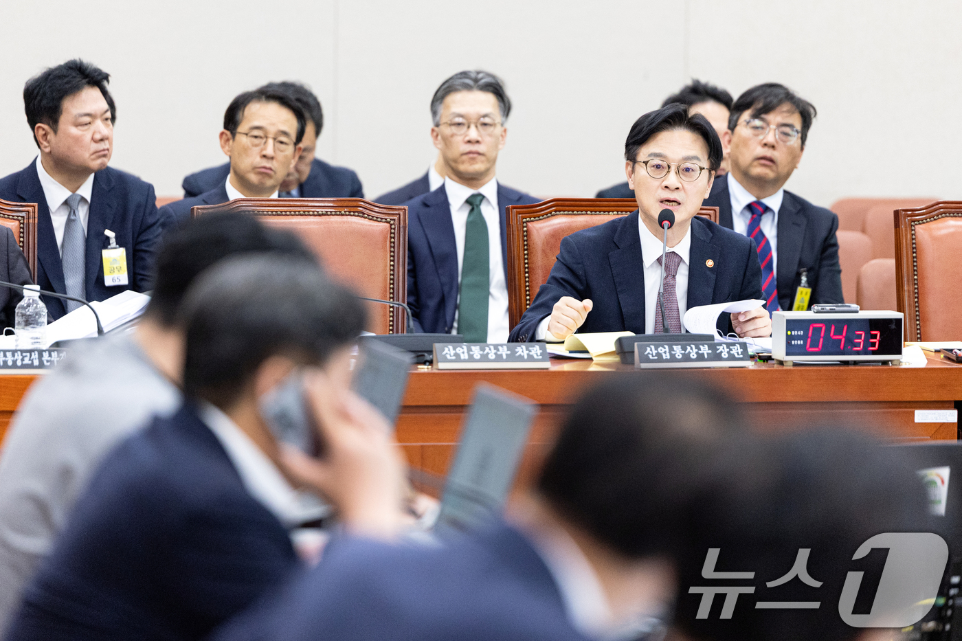 (서울=뉴스1) 이승배 기자 = 김정관 산업통상부 장관이 17일 서울 여의도 국회에서 열린 제429회국회(정기회) 산업통상자원중소벤처기업위원회 제7차 전체회의애 출석해 한미 관세협 …