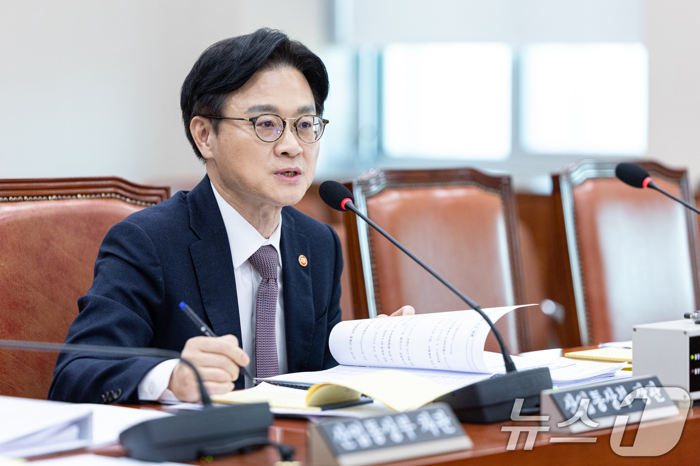 (서울=뉴스1) 이승배 기자 = 김정관 산업통상부 장관이 17일 서울 여의도 국회에서 열린 제429회국회(정기회) 산업통상자원중소벤처기업위원회 제7차 전체회의애 출석해 한미 관세협 …