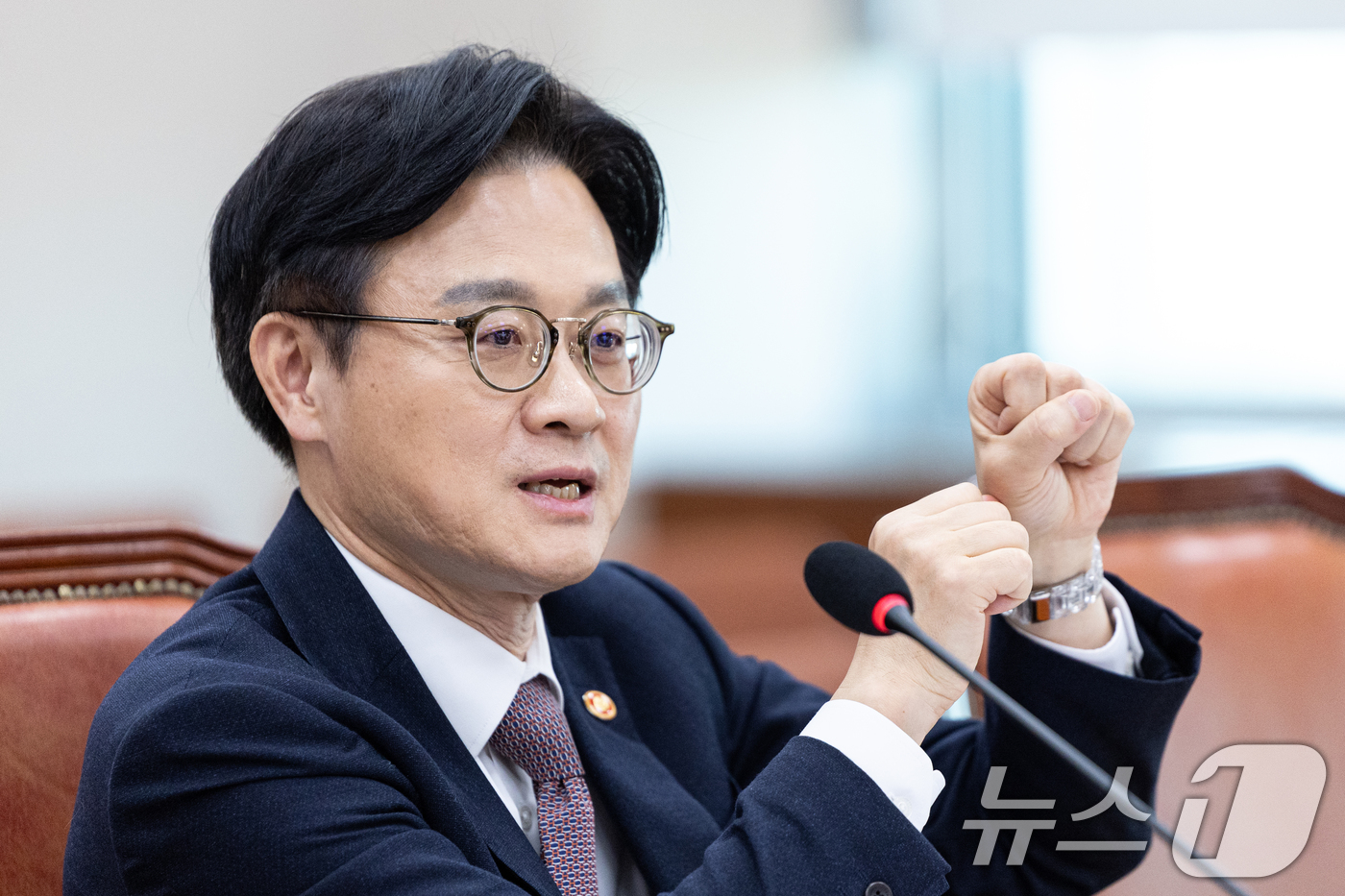 (서울=뉴스1) 이승배 기자 = 김정관 산업통상부 장관이 17일 서울 여의도 국회에서 열린 제429회국회(정기회) 산업통상자원중소벤처기업위원회 제7차 전체회의애 출석해 한미 관세협 …