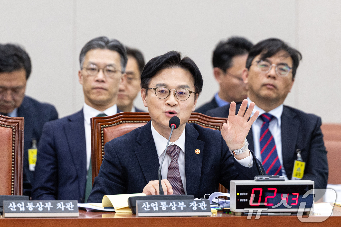 (서울=뉴스1) 이승배 기자 = 김정관 산업통상부 장관이 17일 서울 여의도 국회에서 열린 제429회국회(정기회) 산업통상자원중소벤처기업위원회 제7차 전체회의애 출석해 한미 관세협 …